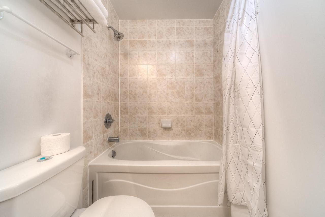 Stylish Newly Furnished Condo With Beautiful Lake View Торонто Екстер'єр фото
