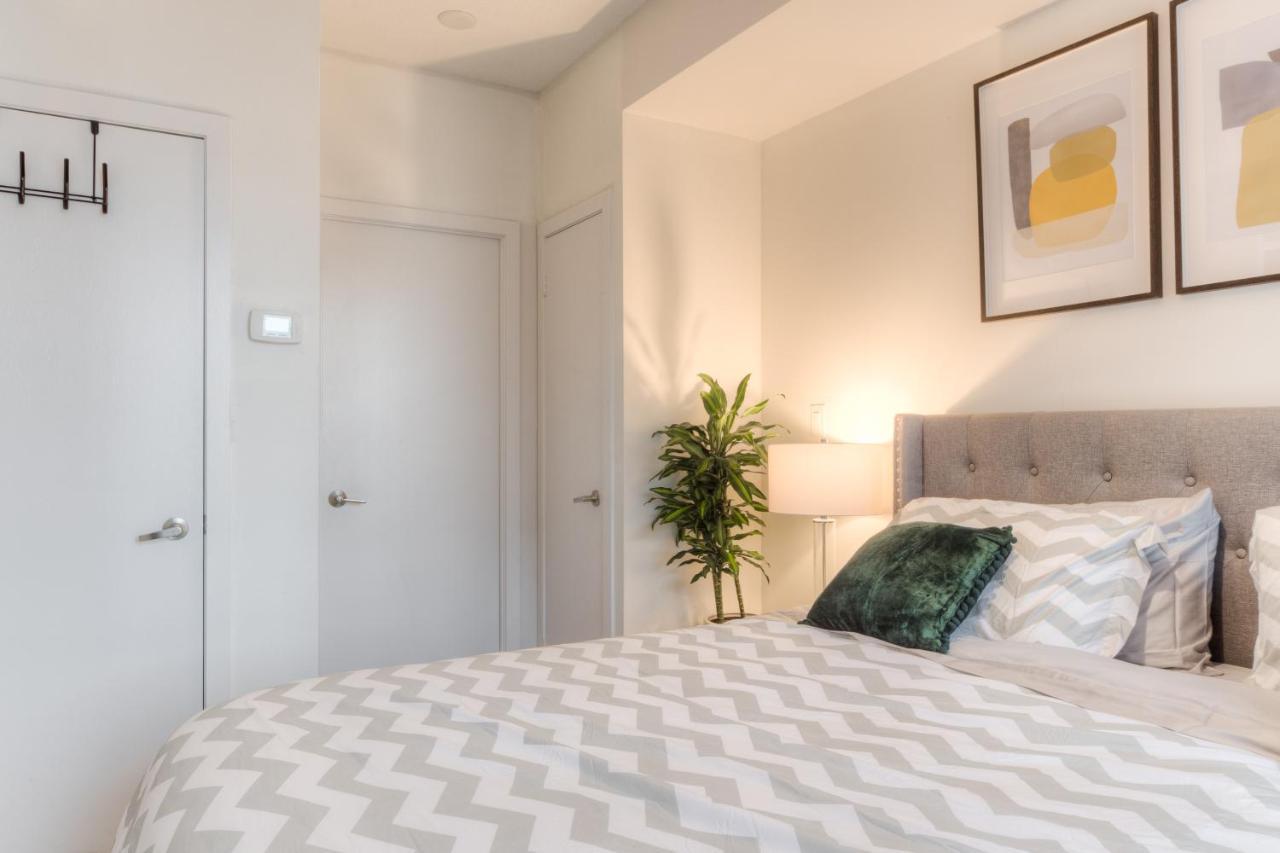 Stylish Newly Furnished Condo With Beautiful Lake View Торонто Екстер'єр фото